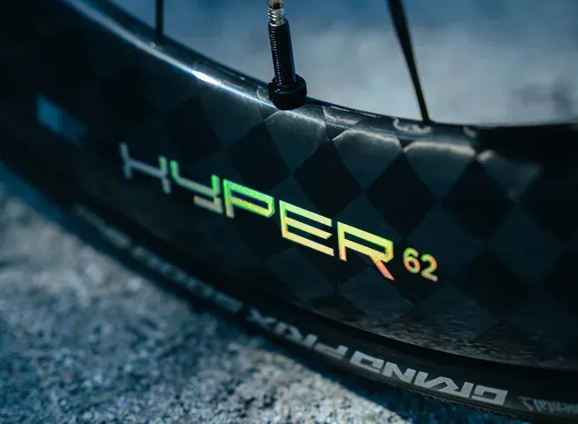 Black Inc Hyper 62: 62 мм, 1 298 г та карбонові спиці власної розробки