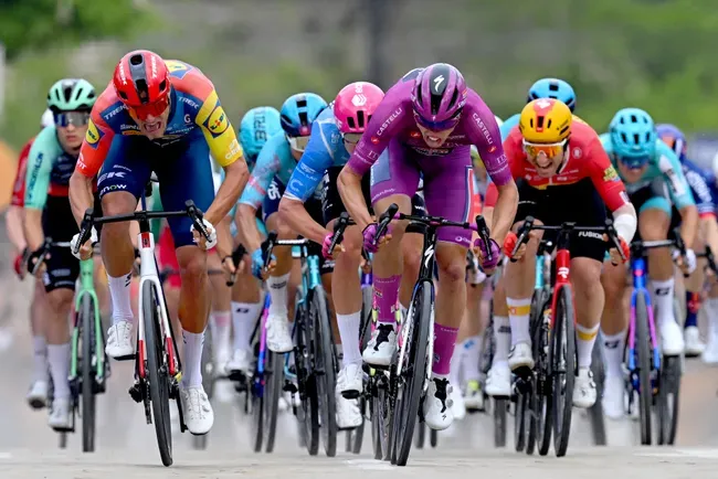 UCI: Фінішна пряма має бути прямою. Справді.